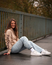 Laden Sie das Bild in den Galerie-Viewer, MALZERS Hoodie mit Armprint | Damen | Beige