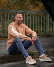 Laden Sie das Bild in den Galerie-Viewer, MALZERS Sweatshirt mit Armprint | Herren/Unisex | Cappuccino