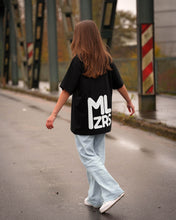 Laden Sie das Bild in den Galerie-Viewer, MALZERS Oversized-Shirt mit Rückenprint | Unisex | Black