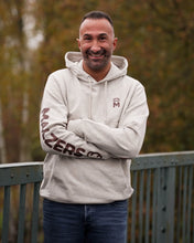 Laden Sie das Bild in den Galerie-Viewer, MALZERS Hoodie mit Armprint | Herren/Unisex | Hazelnut