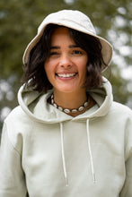 Laden Sie das Bild in den Galerie-Viewer, CHEEZY Hoodie | unisex | light green