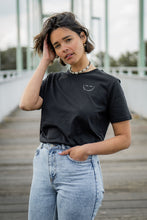 Laden Sie das Bild in den Galerie-Viewer, STAY CHEEZY BASIC Shirt | unisex | black