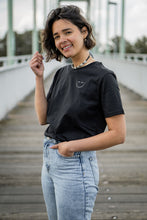 Laden Sie das Bild in den Galerie-Viewer, STAY CHEEZY BASIC Shirt | unisex | black