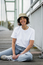 Laden Sie das Bild in den Galerie-Viewer, STAY CHEEZY BASIC Shirt | unisex | white