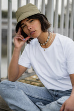 Laden Sie das Bild in den Galerie-Viewer, STAY CHEEZY BASIC Shirt | unisex | white