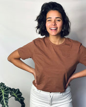 Laden Sie das Bild in den Galerie-Viewer, CHEEZY Shirt | unisex | light brown
