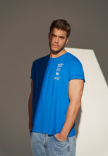 Laden Sie das Bild in den Galerie-Viewer, PREST TEE 12.20 | relaxed | major blue